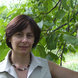 Frau Fleischhacker in ihrem Garten